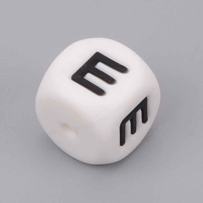 Letras rusas de silicona de 50 piezas al por mayor cuentas dispersas